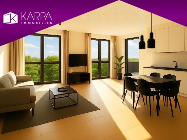 Altersgerechte Apartments Mikrowohnungen Seniorenwohnugen in Hamburg Rahlstedt Helles Wohnzimmer mit Sofa, Esstisch, TV und Blick auf den Garten durch große Fenster.
